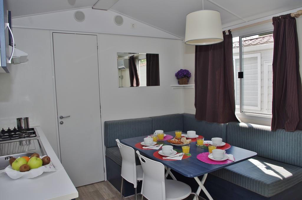 Happy Camp Mobile Homes In Centro Vacanze Bi Village Fažana Szoba fotó